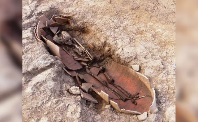 Fransız Korsika adasında, insan kalıntılarıyla dolu silindirik kavanozlar da dahil olmak üzere 40 mezarlı eski bir nekropol keşfedilmiştir.
