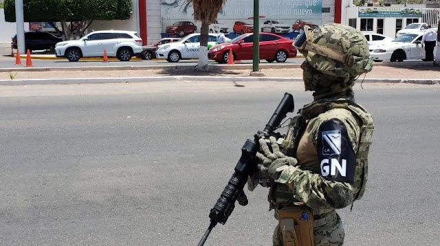 Revisa Guardia Nacional vehículos en Guaymas