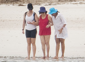 MÃE DE DILMA NA PRAIA