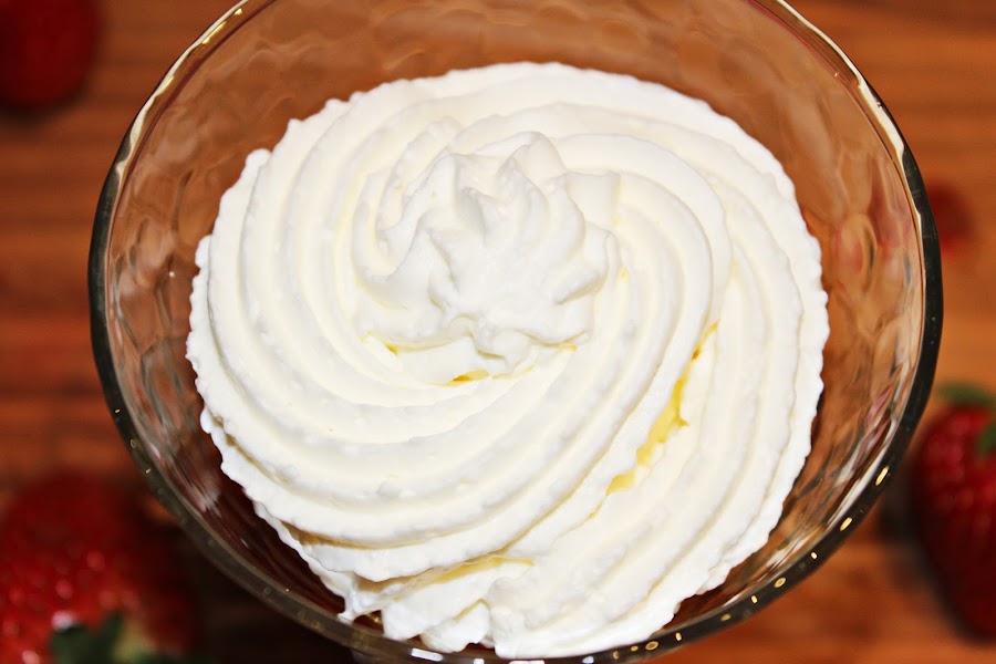 FRESAS CON NATA MONTADA (crema de leche)