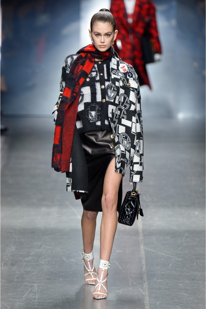 kaia gerber versace walk bella hadid emily ratajkowski and kaia gerber walk the kaia gerber versace walk bella hadid emily ratajkowski and kaia gerber walk the