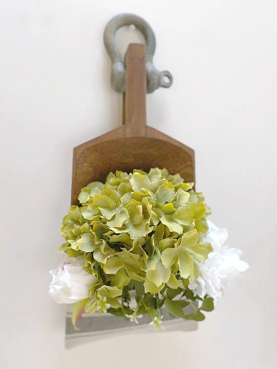 wooden scoop with pocket and flowers