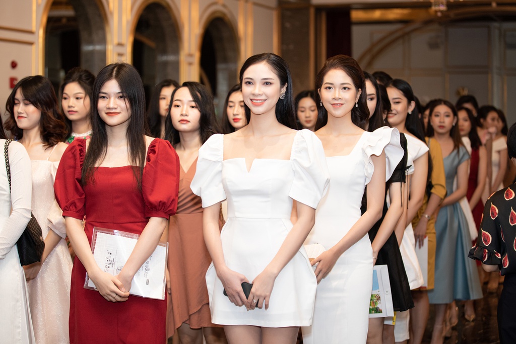 Hoa khôi Ngoại thương và thí sinh Hoa hậu Việt Nam 2020 ở vòng sơ khảo