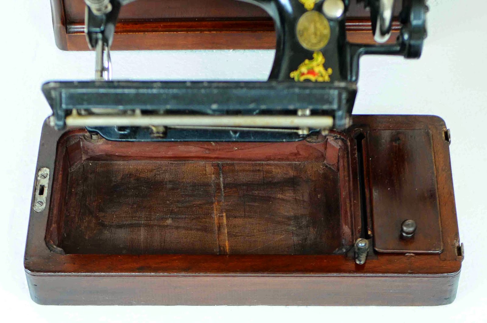 Old Vintage Gallery Antique "La Vencedora" Singer Sewing Machine Circa 1913