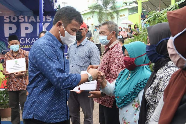 Rudi Serahkan Insentif Petugas Posko PPKM di Pulau Puluh