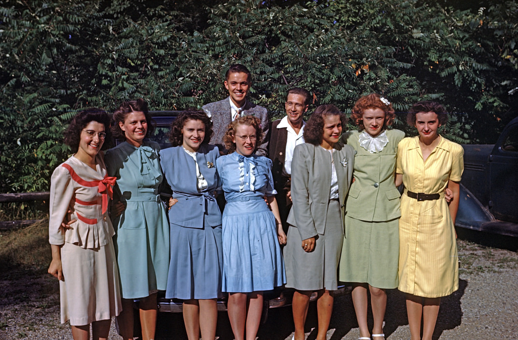 33 Color Photos Show Dresses That '40s Young Women Often Wore ~ Vintage ...