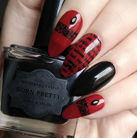 nail art gotico sencillo, en colores negro y rojo dieseño de letras y cenefas de rosas.