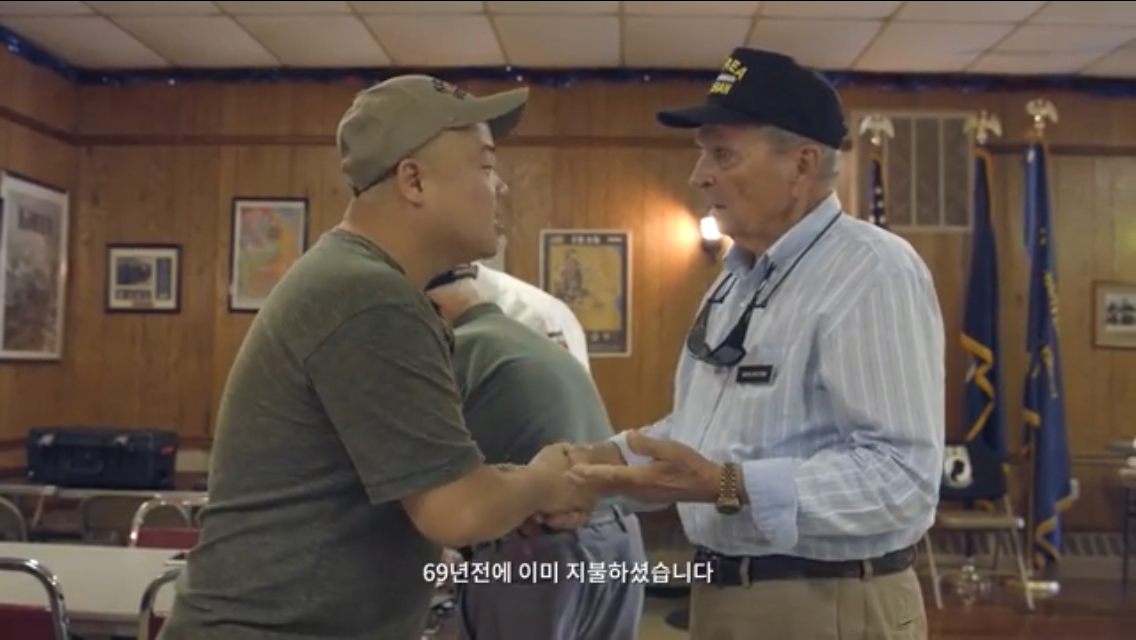 한국전쟁 참전용사 찾아뵙고 사진 찍어주는 유튜버 - 꾸르