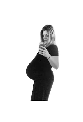 Sarah Arthurwears pregnant bump photo