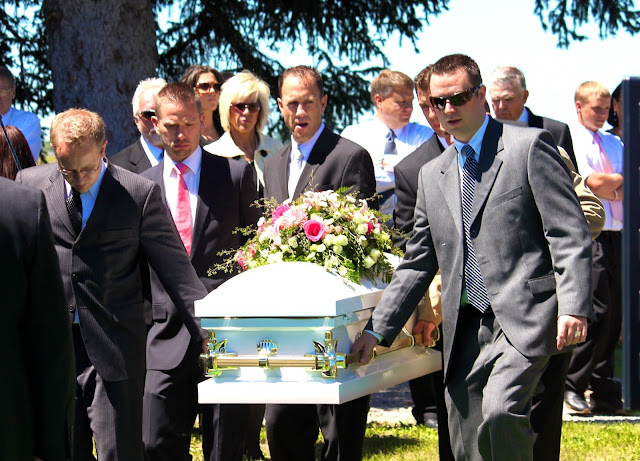 12 Ways to help a family planning a funeral