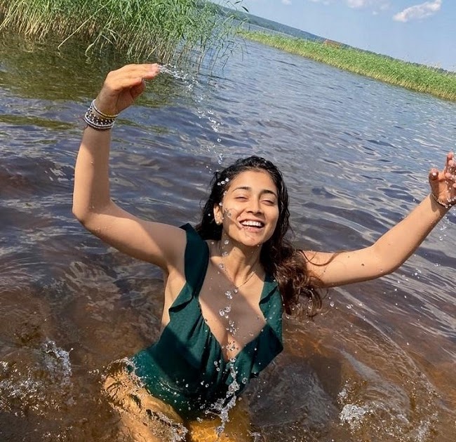 All-movie-fans-Shriya-Shines-Bright-Whil