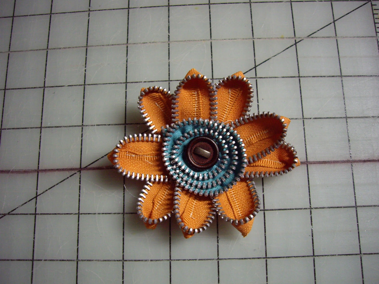 Material Girls Quilts Zipper Flower Tutorial