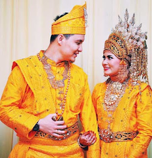 Gambar Pakaian Adat pengantin Riau