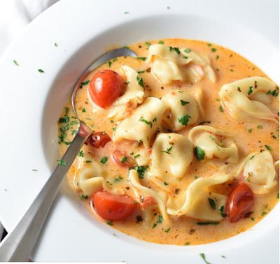 15-Minute Tomato and Tortellini Soup #vegan #recipevegetarian