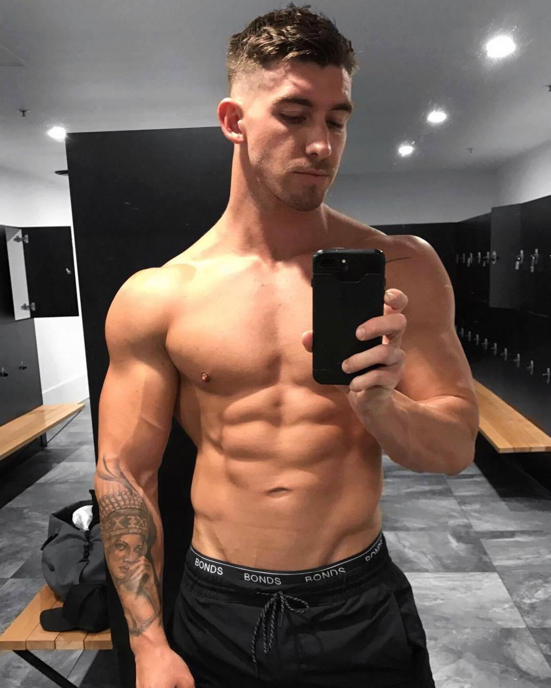 sexy-locker-room-hunk-blake-williamson-shirtless-selfie