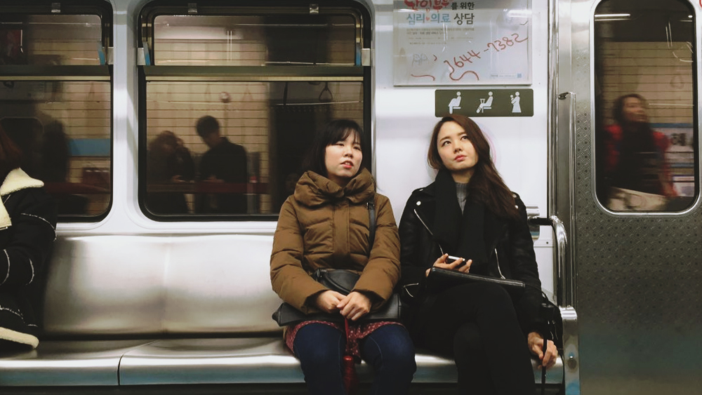 Yeah, I'd like to apologize to the two ladies who are in this photo. But I like this photo so much, so there. This was on the train back to Dongdaemun from Nowon, taken on 30 December.