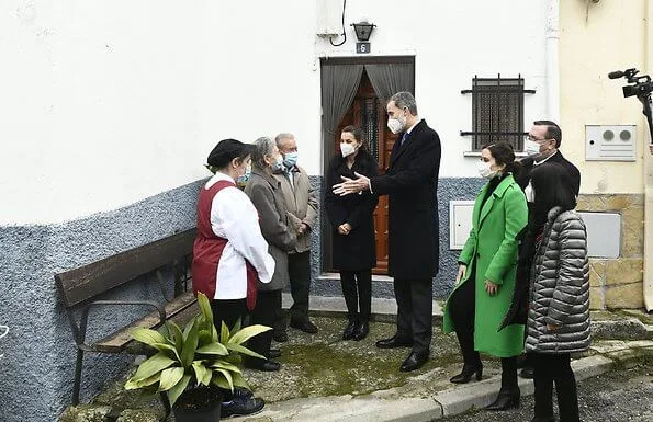 Queen Letizia wore a Canika wool with wrap belt coat from Hugo Boss, and stripe navy trousers and blazer from Boss, and oxford shoes from Uterque