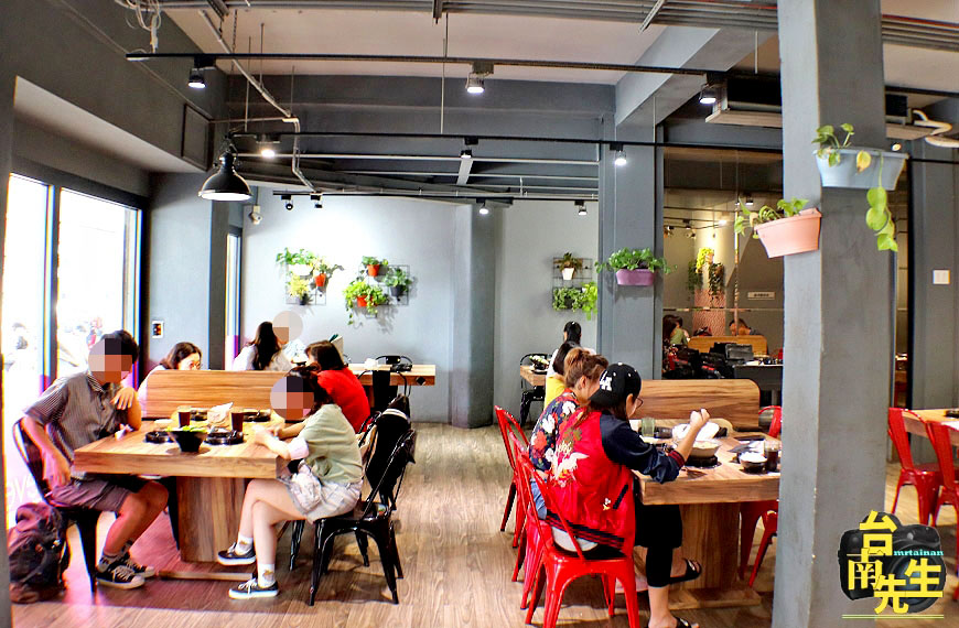 台南麻辣鍋／傳承正宗川味麻辣／手工炒製熬煮麻辣醬／天然食材熬湯無化學添加／原肉現切不用重組肉／超豐盛龍蝦海鮮拼盤－「就愛這鍋 麻辣鍋&和爺麻辣」