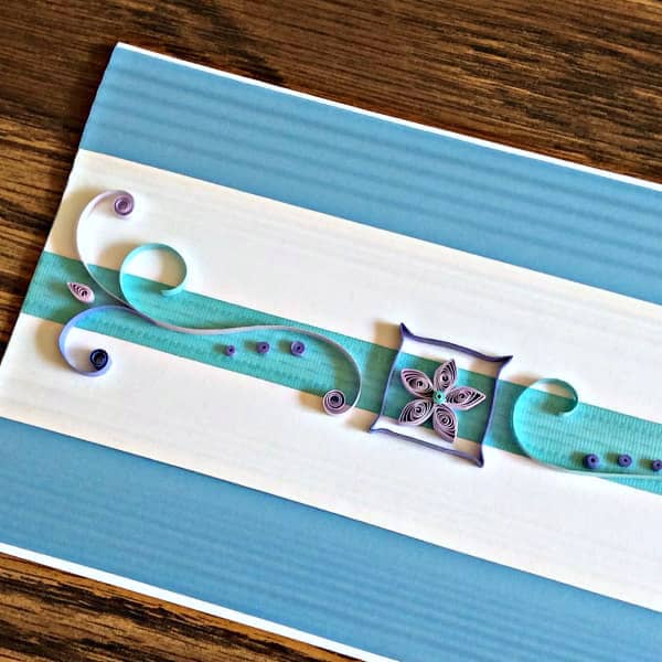 maak een makkelijke quilled kaart in zomerse kleuren handgemaakte quilled kaart met scrollwork en bloem