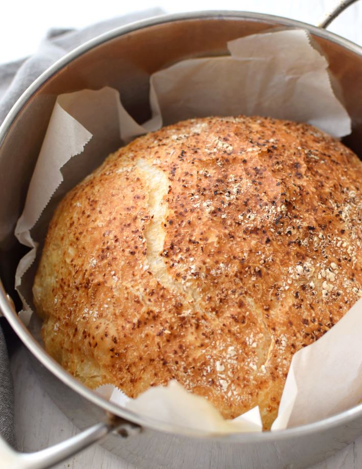 Pan sin amasar en una olla de acero inoxidable donde se hornea