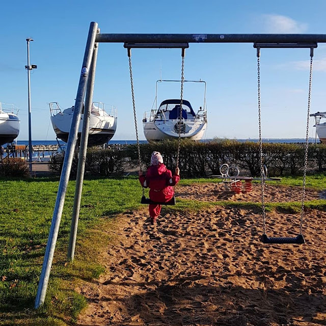 Ahoi, Schilksee! Ein Familien-Ausflug im Winter mit Strand, Hafen und Spielplatz. Schaukeln mit Blick auf Boote, Küste und Ostsee.