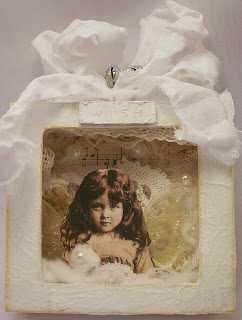 http://anina-papirckalnica.blogspot.com/2013/12/christmas-ornament-or-trash-to-treasure.html