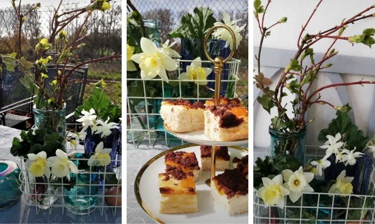 Gedeckter Gartentisch im Frühling Kaffee und Kuchen im Garten