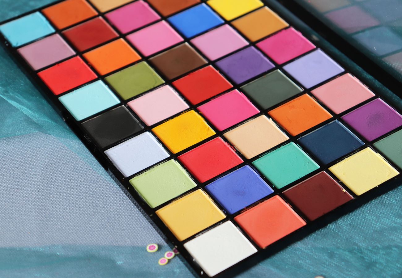 Revolution Makeup Beauty - Monster Mattes Maxi Reloaded Eyeshadow Palette Review & Swatches - Avis Makeup Artist London Paris - Beauty blogger It's Azami - Dream Big - Big Big Love Revolution Makeup Beauty - Monster Mattes Maxi Reloaded Eyeshadow Palette Review & Swatches - Avis Makeup Artist London Paris - Beauty blogger It's Azami - Dream Big - Big Big Love