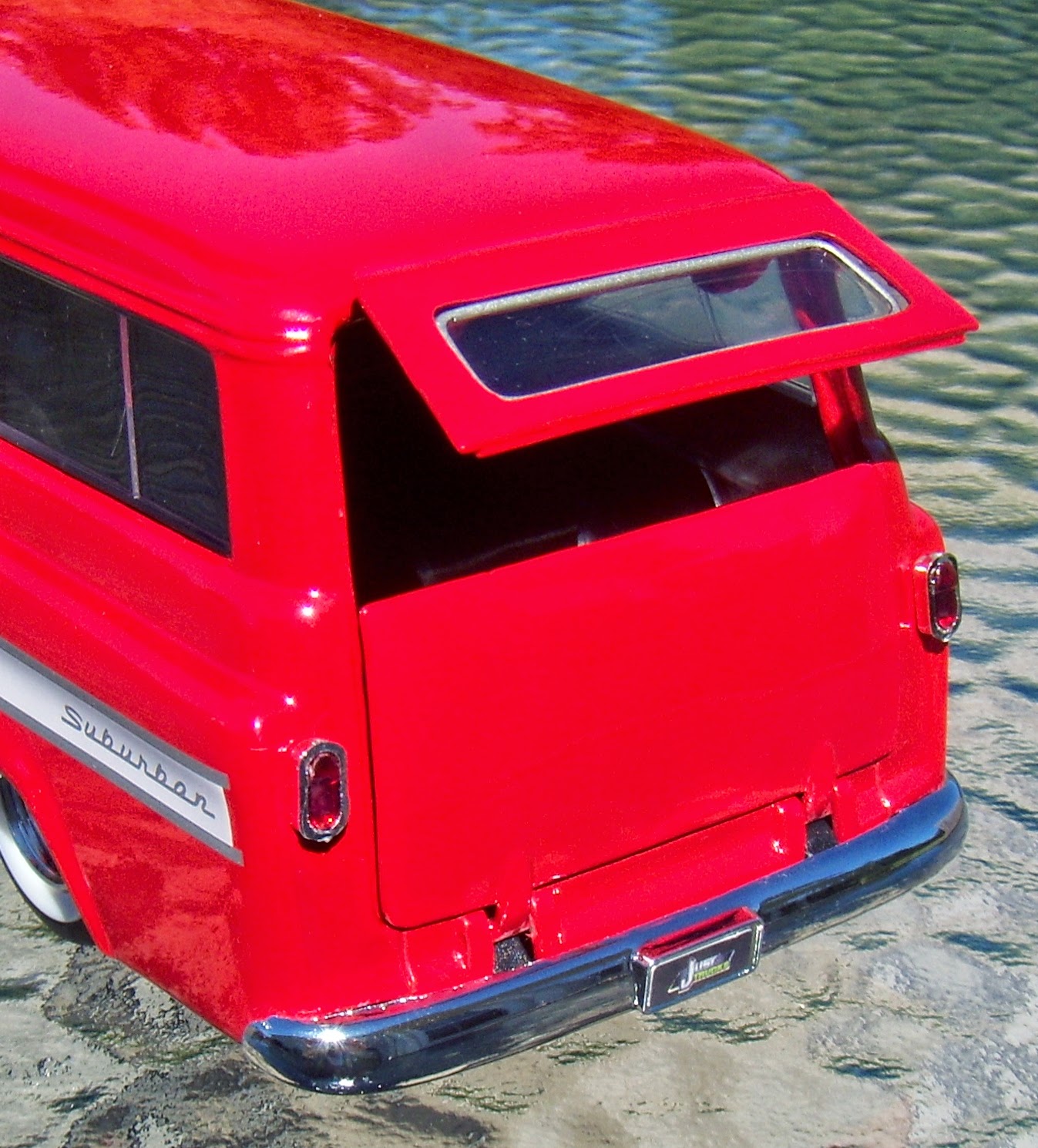 1:24 Suburban, Part 2: Jada Toys 1957 Chevy Suburban