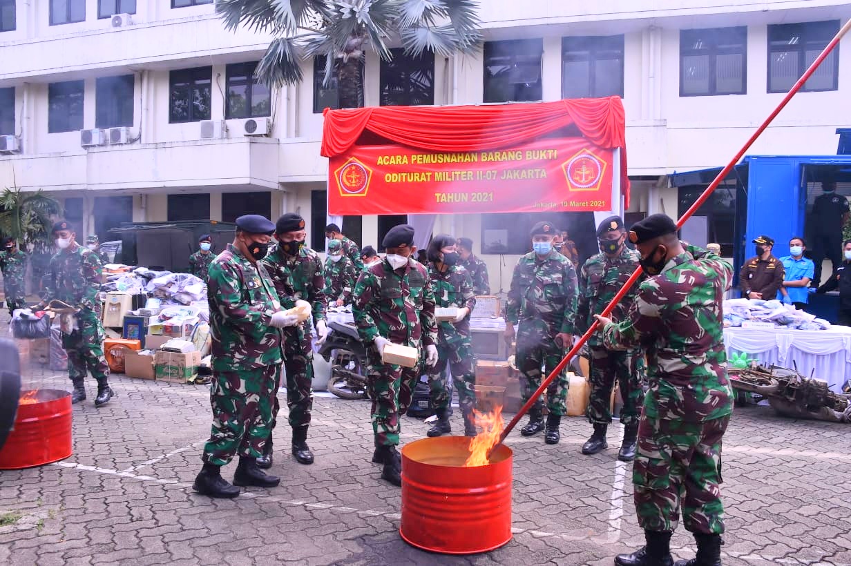 TNI Musnahkan Barang Bukti Perkara Tindak Pidana Militer