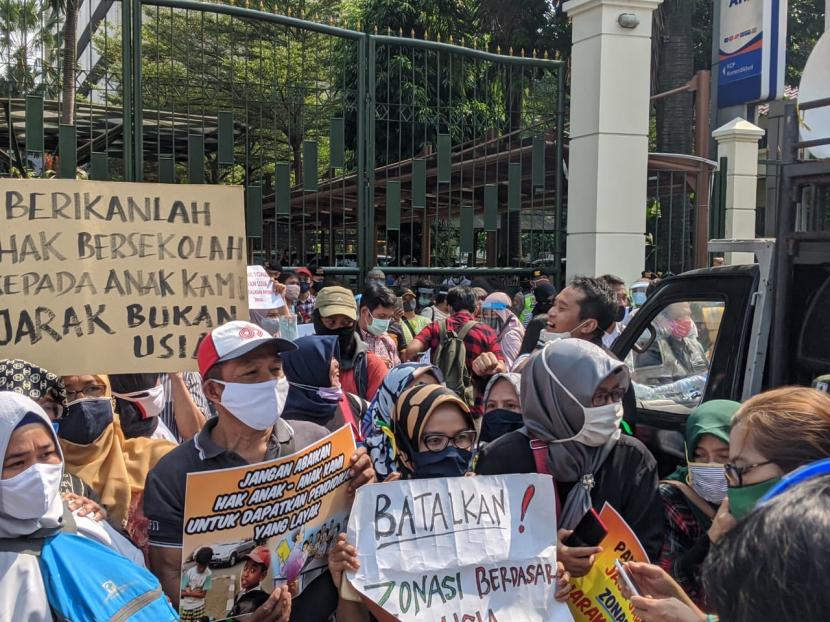 Ratusan Orangtua Murid Demo di Kantor Nadiem, Minta PPDB DKI Dibatalkan Ratusan Orangtua Murid Demo di Kantor Nadiem, Minta PPDB DKI Dibatalkan, naviri.org, Naviri Magazine, naviri majalah, naviri