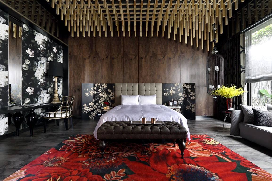 牆面裝潢使用木皮板-黑百合，運用胡桃木多種拼貼方式所呈現不同風格的房間，打造不一樣的浪漫氛圍。