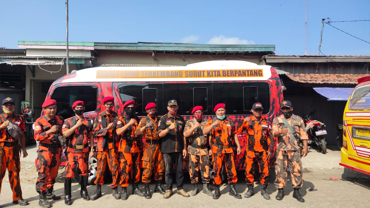 Pemuda Pancasila Wedung Membagikan Baju Bekas Layak Pakai di Pasar Gebang