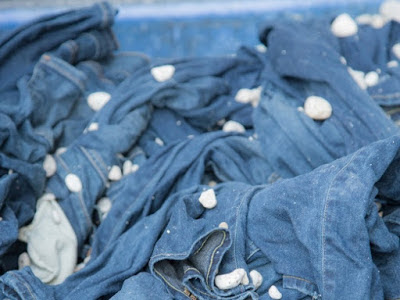Wash vải jean bằng phương pháp wash đá