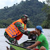 Di atas Sungai Babinsa Koramil 0910-07/Mentarang Bagikan Masker Kepada Warga