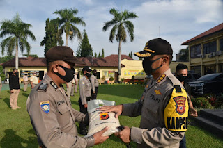 Kapolresta Cirebon Pimpin Apel Pendistribusian Bansos Beras 10 Ton Untuk Masyarakat Terdampak Covid-19 di Kabupaten Cirebon Kapolresta Cirebon Pimpin Apel Pendistribusian Bansos Beras 10 Ton Untuk Masyarakat Terdampak Covid-19 di Kabupaten Cirebon
