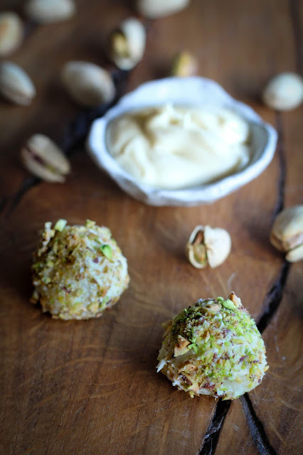 Trufas de chocolate blanco, coco y pistacho