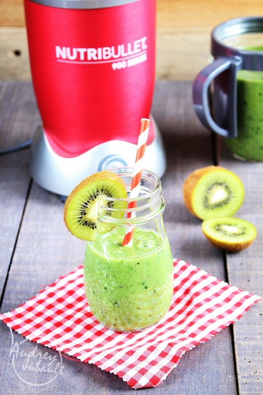Smoothie kiwis, épinards, lait d