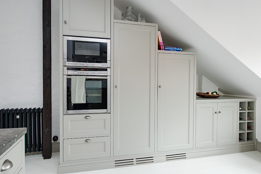 Un mueble hecho a medida para aprovechar el hueco de la escalera