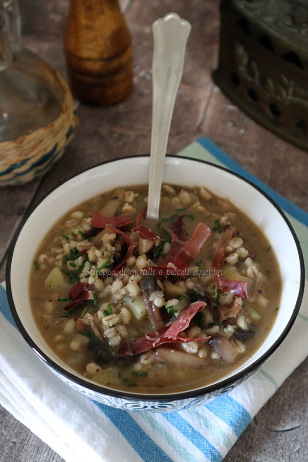 Zuppa d'orzo, funghi e speck