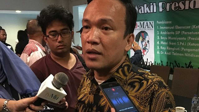 Relawan Jokowi Mania: Ada Pejabat Coba Menjauhkan Presiden dari Rakyat Relawan Jokowi Mania: Ada Pejabat Coba Menjauhkan Presiden dari Rakyat