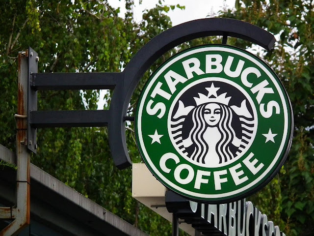 На логотипе международной сети кафе «Starbucks» изображена либо сирена, либо мелюзина (последнее более вероятно из-за наличия двух хвостов)