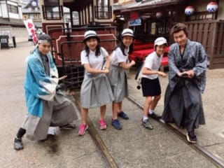 五城小学校の日々 お侍さんと記念写真 ６年 修学旅行