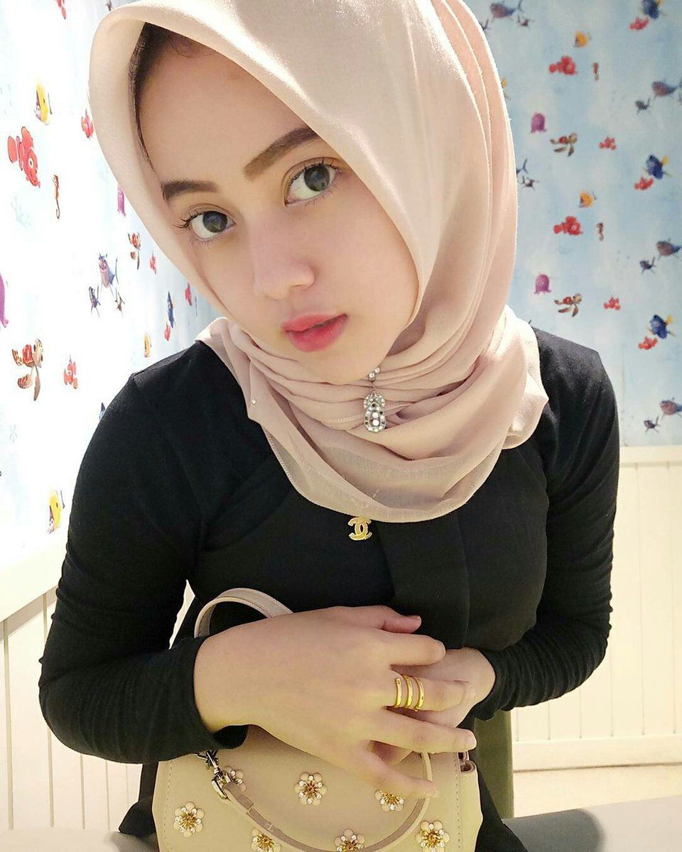 Perempuan Berjilbab Ketat Mempesona - Republic Renger Cantik