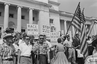 "Irk karıştırmak komünizmdir" yazılı pankartları taşıyan ırk ayrımını savunan Amerikalılar, 1959