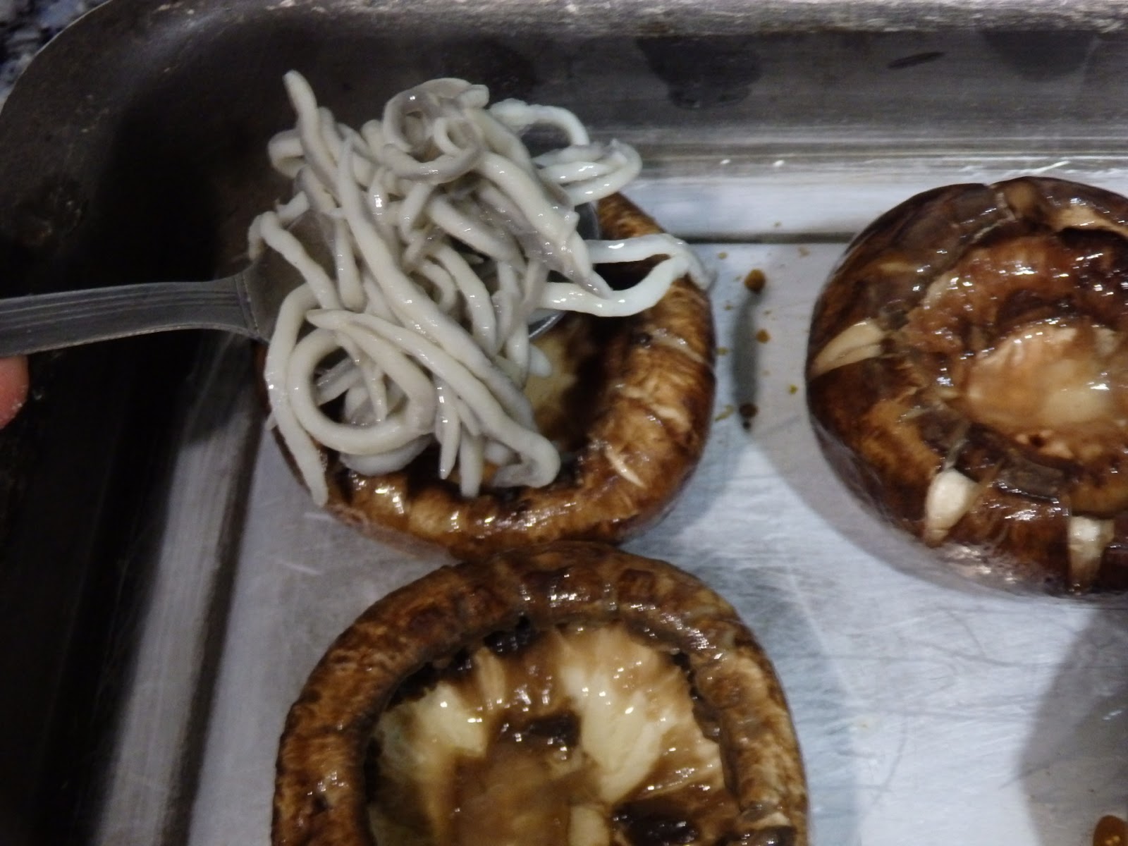 OSUKAA IS COOKING PORTOBELLOS RELLENOS DE GULAS AL AJILLO Y HUEVO DE