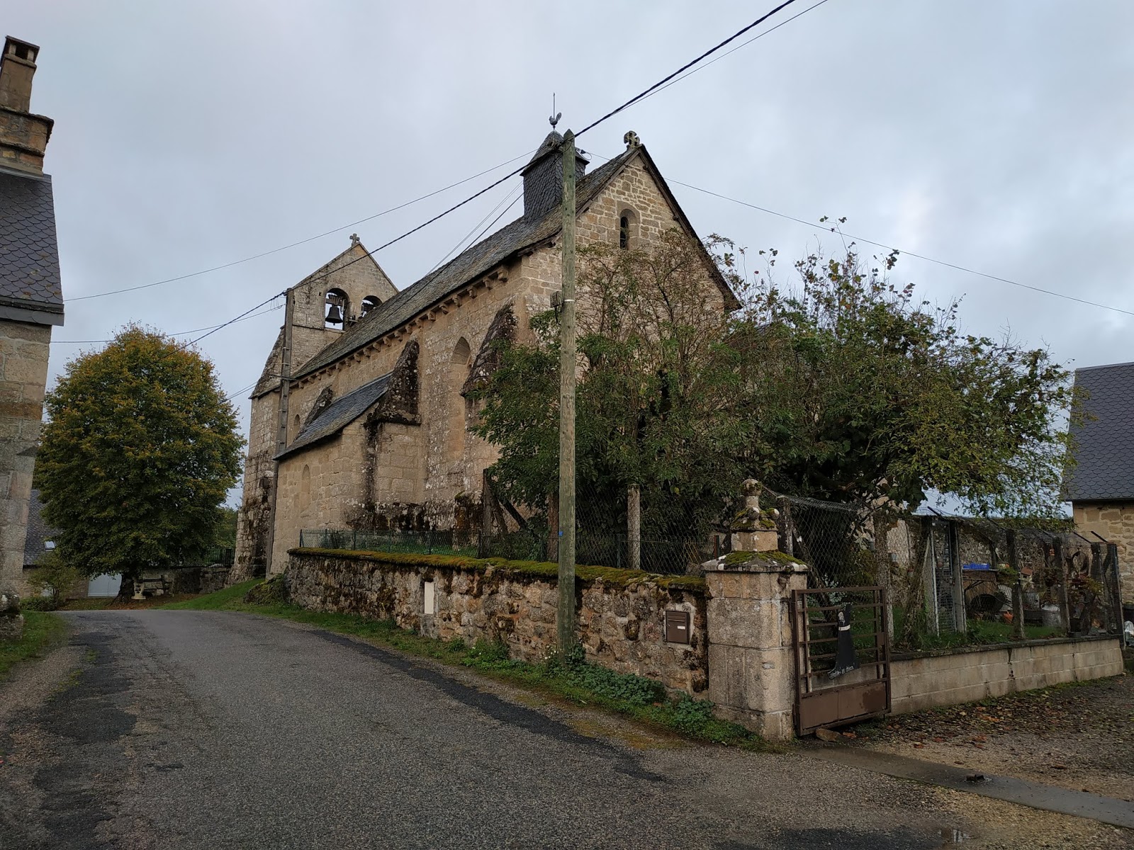 LA FRANCE DES EGLISES FRANCE OF CHURCHES MONTAIGNACSAINTHIPPOLYTE