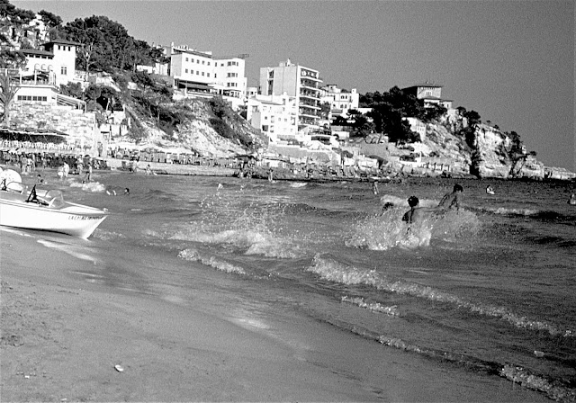 Playa de Cala Mayor, Mallorca nos finais da década de 1960 - MMG_M_039 fotografia de Manuel A. Martins Gomes. Não usar fotografia sem referência ao seu proprietário Manuel A. Martins Gomes, sem link para este site https://manuelamartinsgomes.blogspot.com/