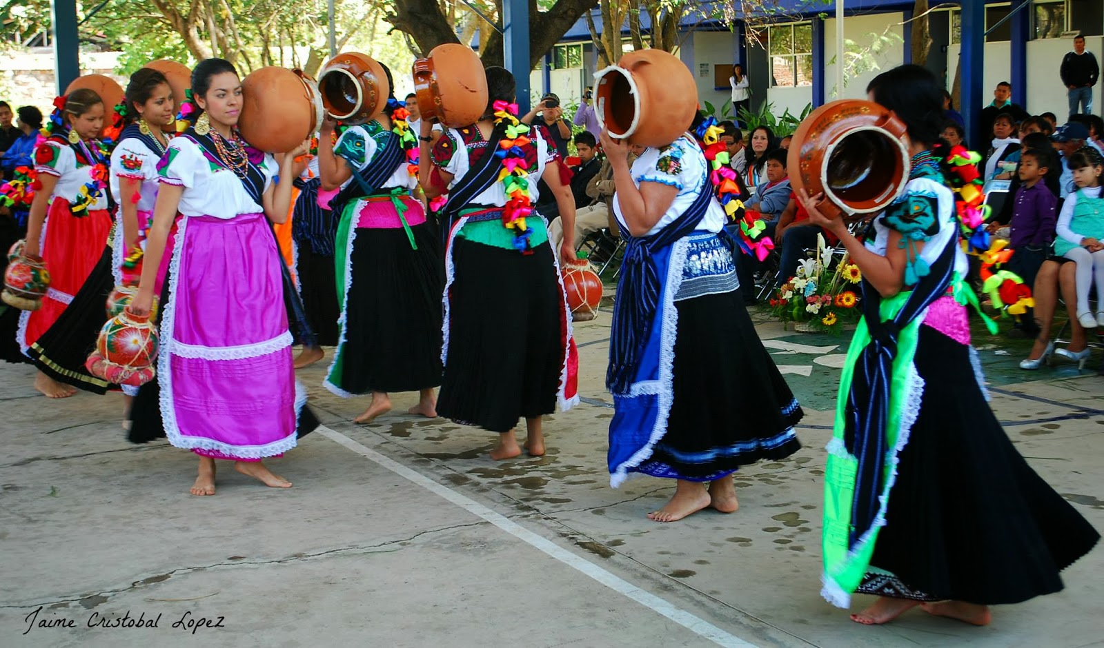 Jaime Ramos Méndez Danzas típicas de Michoacán Las aguadoras, de San Juan Nuevo Fotografía Jaime Ramos Méndez Danzas típicas de Michoacán Las aguadoras, de San Juan Nuevo Fotografía
