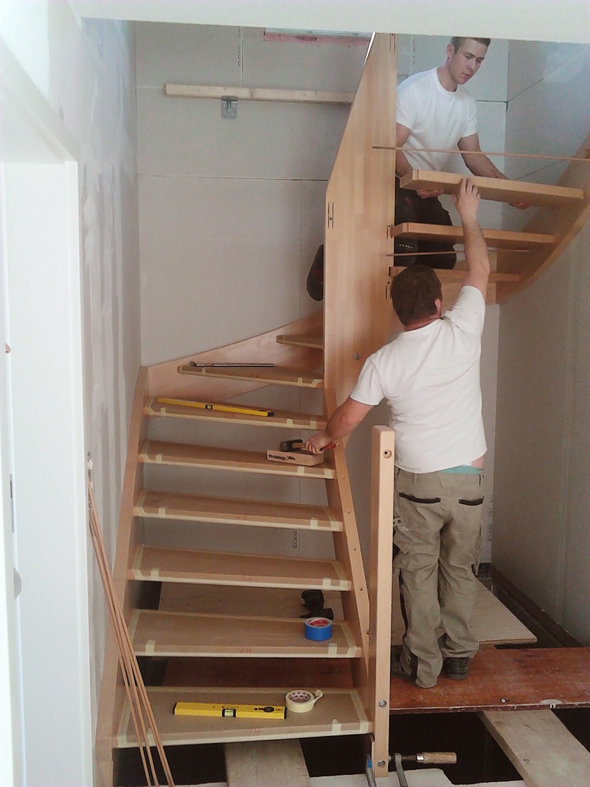 Hausbau mit Fertighaus Weiss Bautagebuch Einbau der Treppe